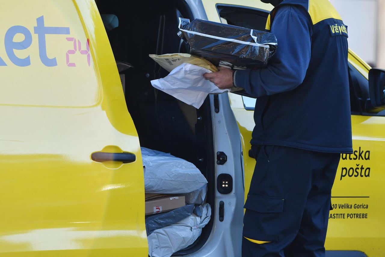 Šibenik: Zbog pove?anog broja narudžbi poštari u prosincu imaju pune ruke posla