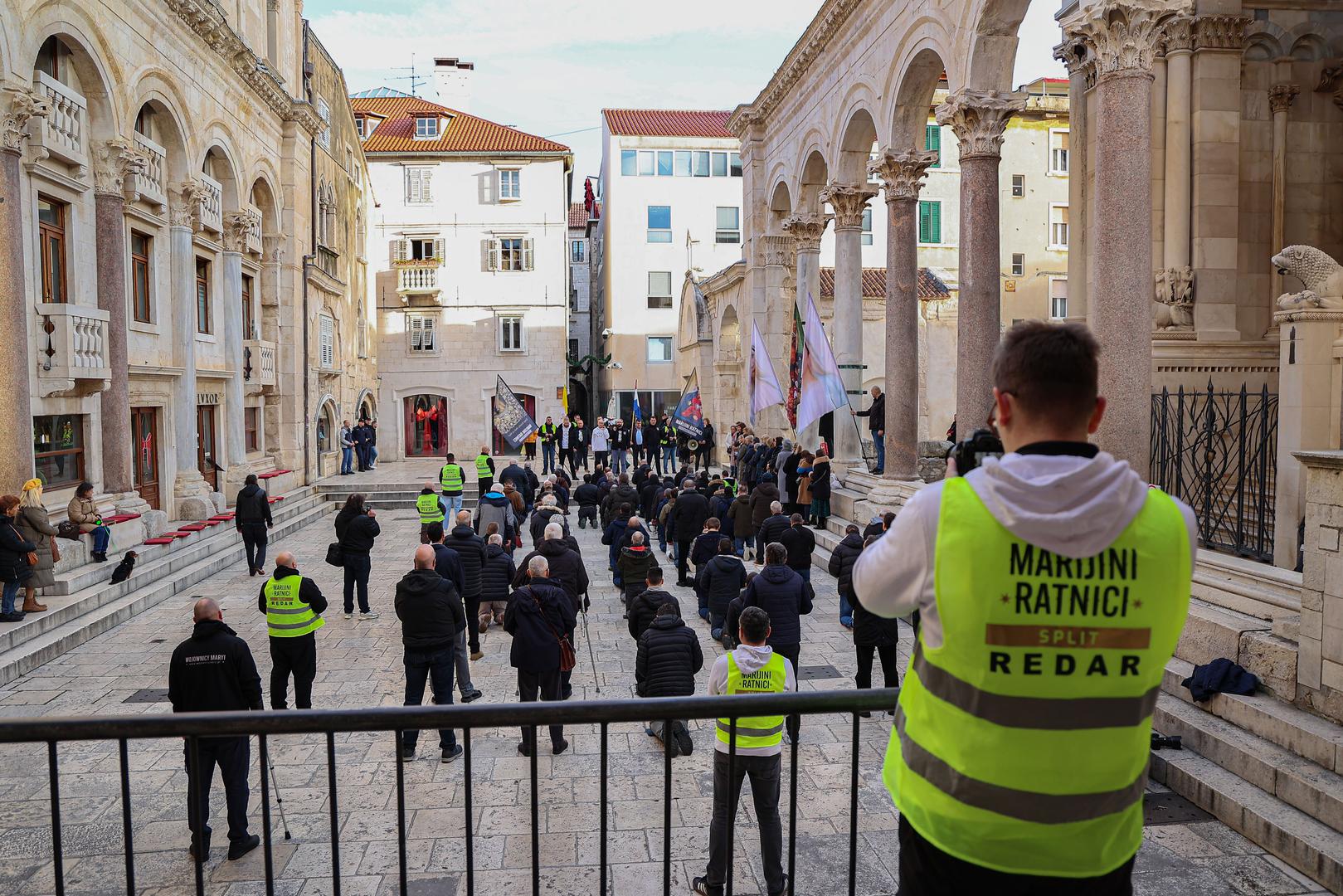 Uz Zagreb,krunica se danas moli na sljedećim lokacijama: Bjelovar, Budimiri, Dubrovnik, Đakovo, Imotski, Karlovac, Knin, Koprivnica, Krapina, Lasinja, Metković, Nova Gradiška, Omiš, Osijek, Popovača, Požega, Rijeka, Sisak, Slavonski Brod, Split, Šibenik, Trogir, Valpovo, Varaždin, Vinkovci, Virovitica, Vukovar, Zadar, Županja.