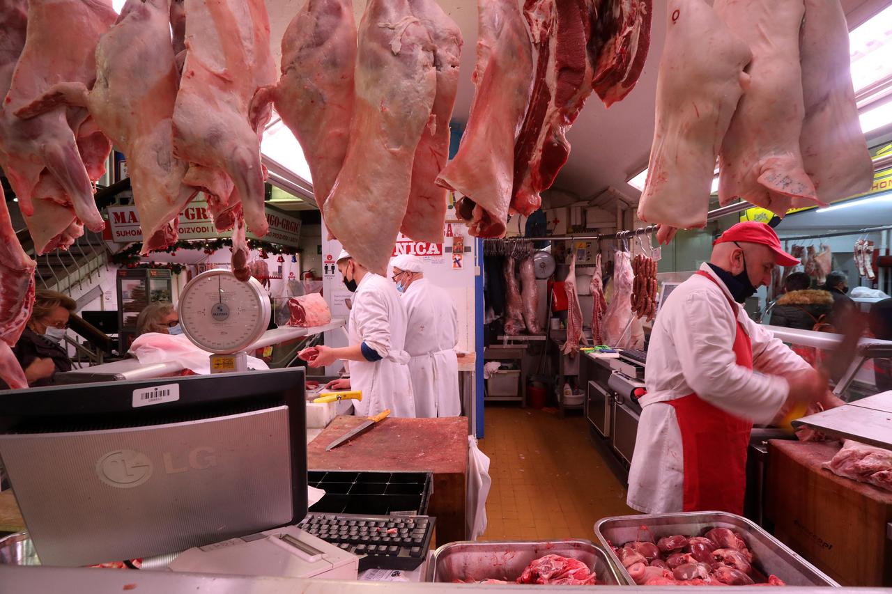 Rijeka: Predblagdanska kupovina mesa na gradskoj tržnici