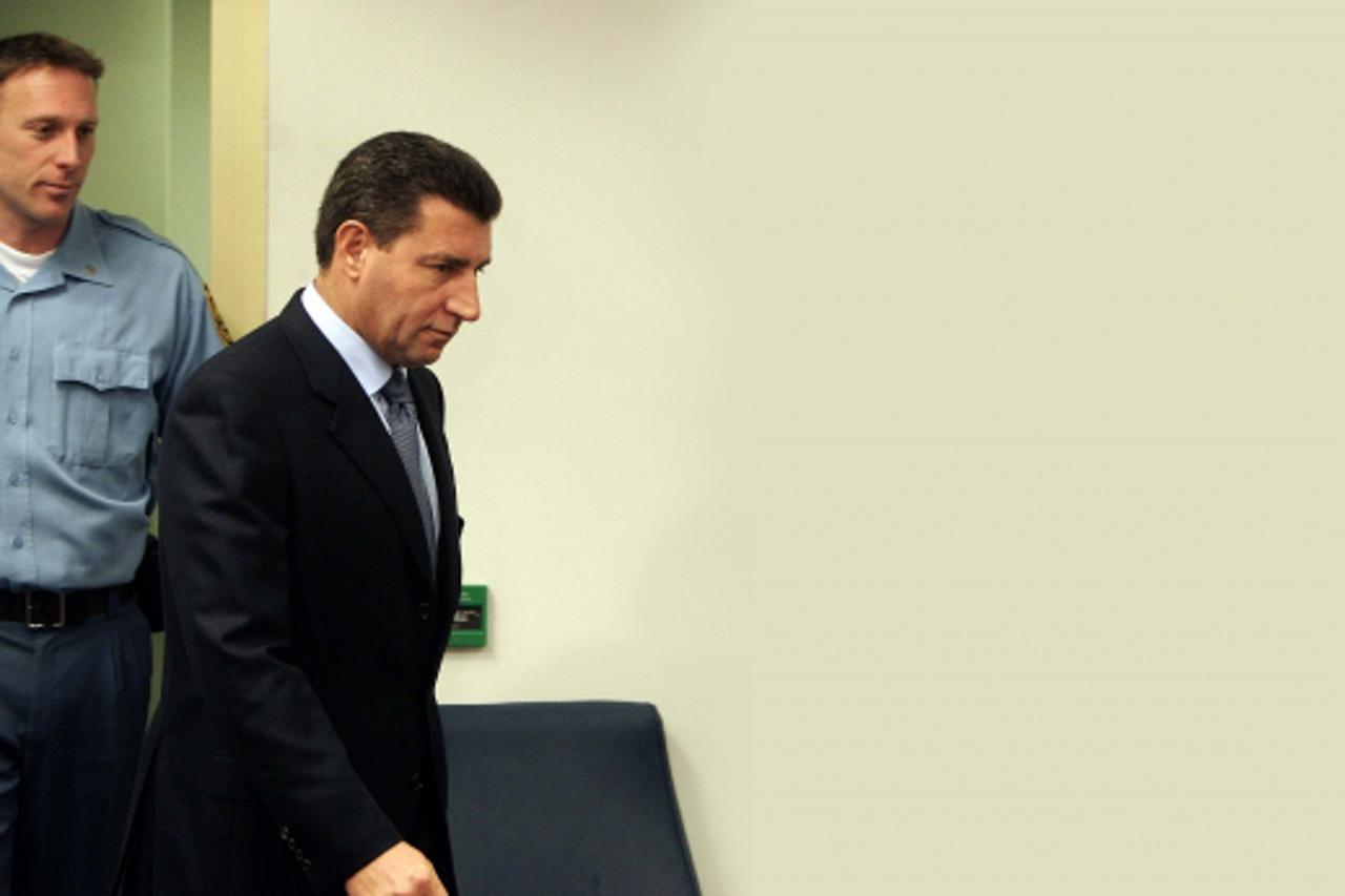 \'Croatian General Ante Gotovina (R) arrives for his initial appearance at the court of the UN tribunal for warcrimes in former Yugoslavia in The Hague, Monday 12 December 2005. Ante Gotovina was to f