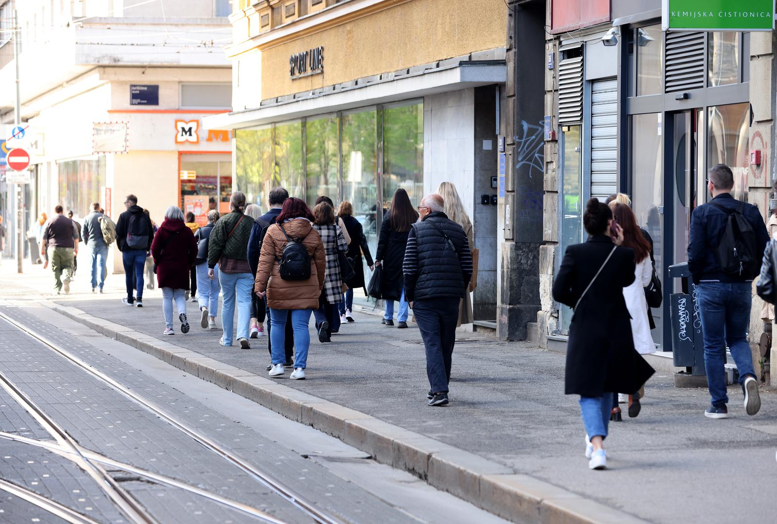 28.03.2024., Zagreb - Zbog zastoja tramvaja ZET-a broj 11 u Draskovicevoj ulici u smjeru juga stvaraju se velike guzve. Photo: Patrik Macek/PIXSELL