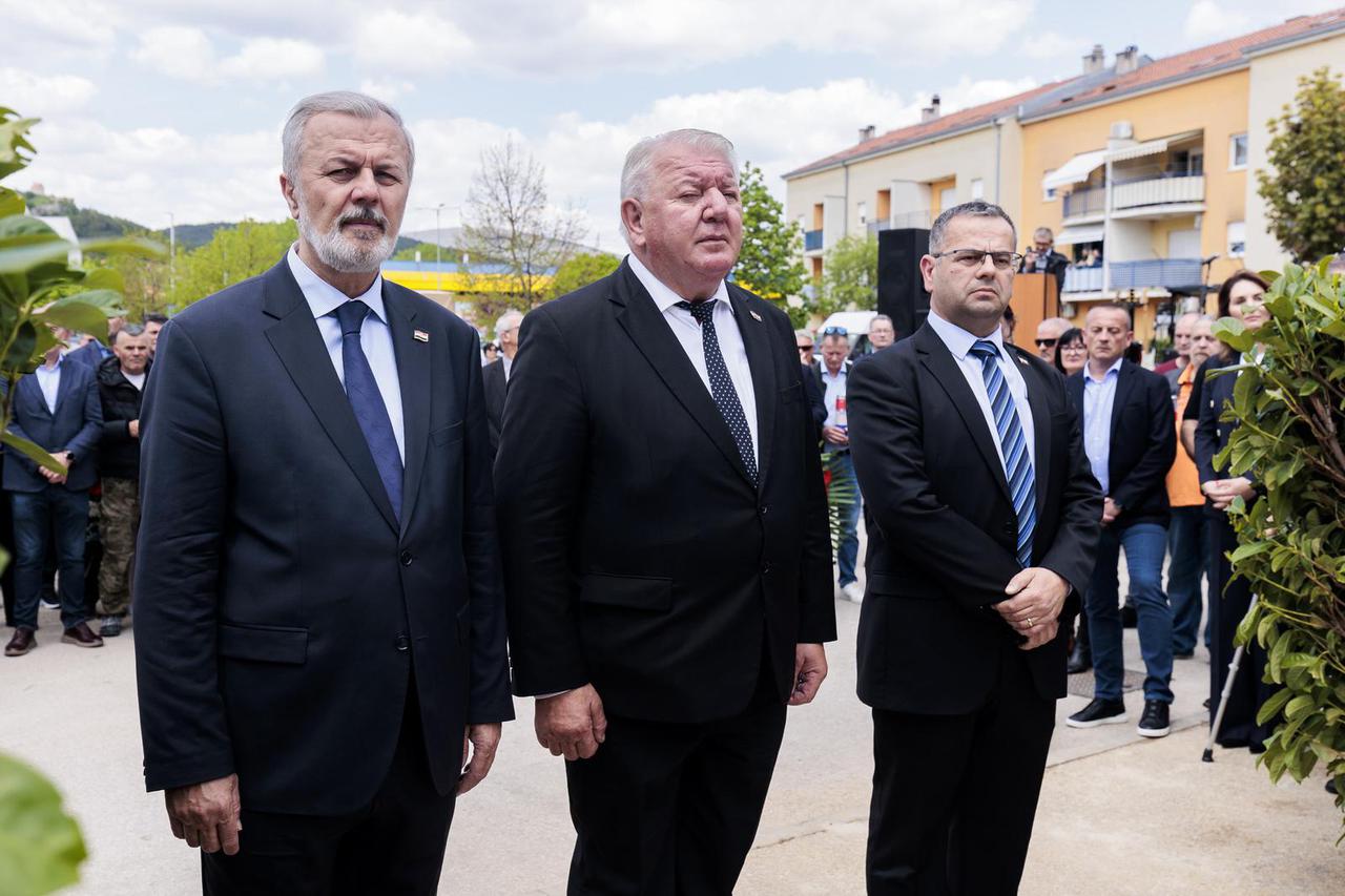 Na Trgu Gojka Šuška u Sinju svečano predstavljena njegova bista