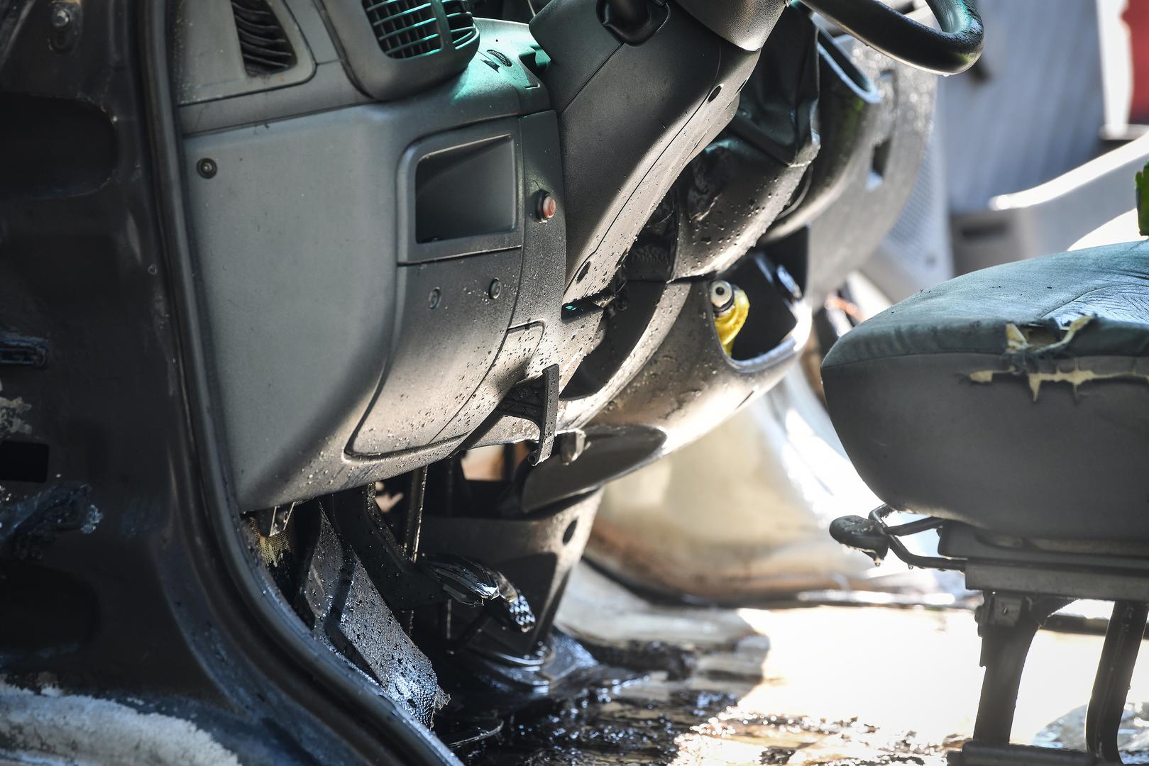 Vozilo kombija eksplodiralo je u srijedu u zagrebačkoj Hondlovoj ulici. Nitko, srećom, nije ozlijeđen u eksploziji. Vatrogasci su brzo reagirali te je vatra brzo ugašena