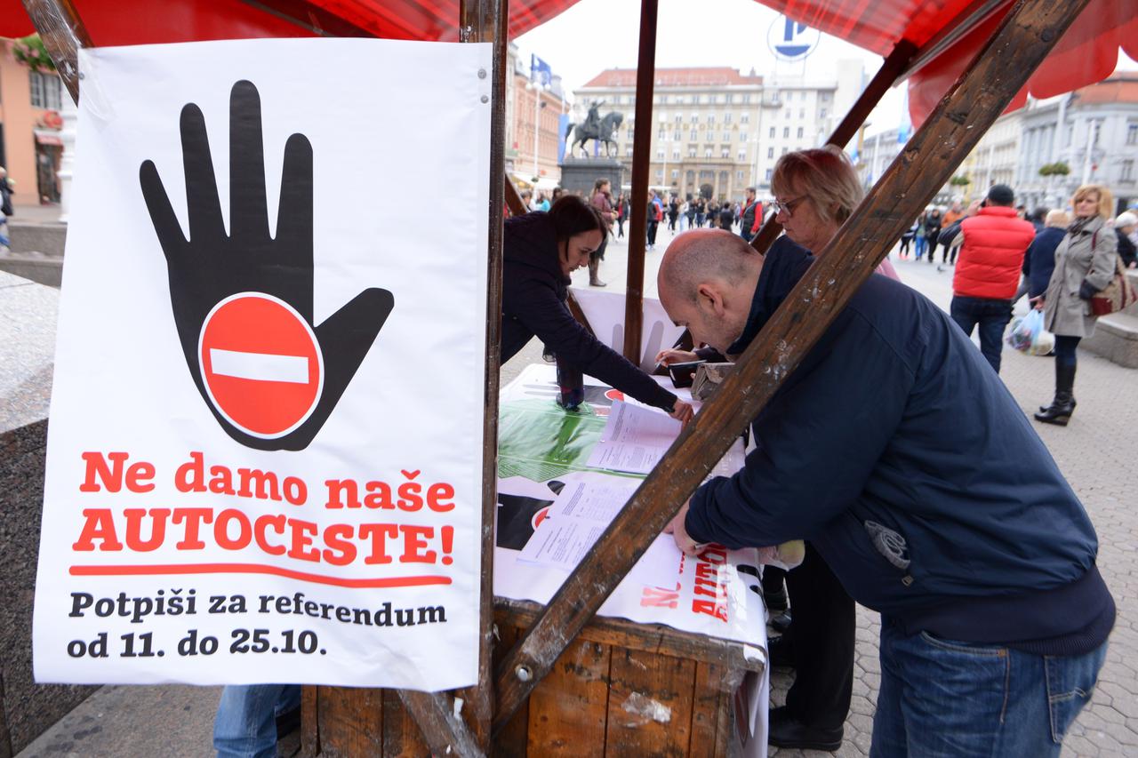 25.10.2014., Zagreb -  Posljednji dan prikupljanja potpisa za referendum Ne damo nase autoceste.  Photo: Marko Lukunic/PIXSELL