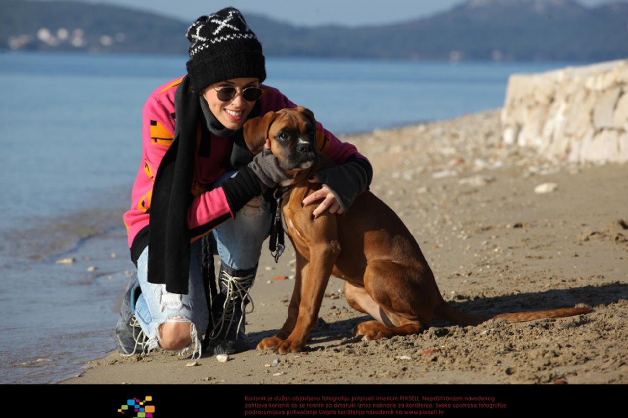 '15.11.2012., Zadar - Pjevacica Natali Dizdar u setnji po plazi sa svojim kucnim ljubimcem, psom Genom. Gena je stene boksera, staro cetiri do pet mjeseci.  Photo: Zeljko Mrsic/PIXSELL'