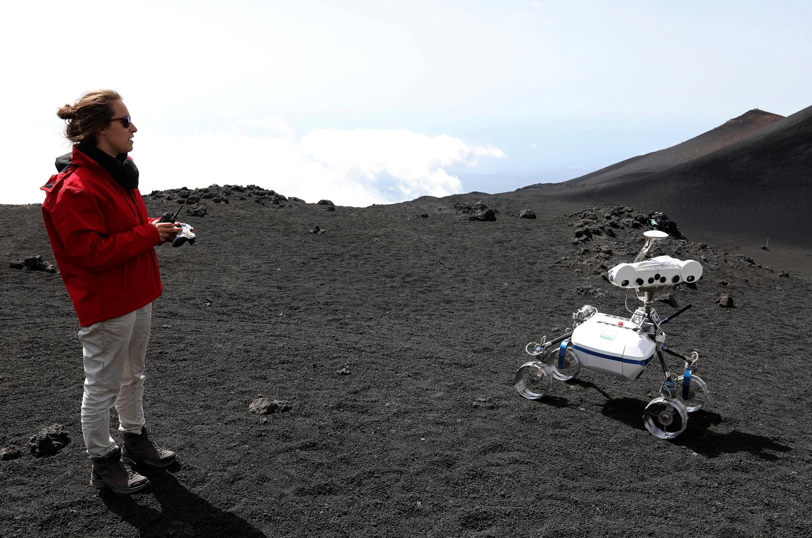 Ali robot se ne nalazi negdje u vanjskom svemiru, nego na obroncima najaktivnijeg europskog vulkana. 