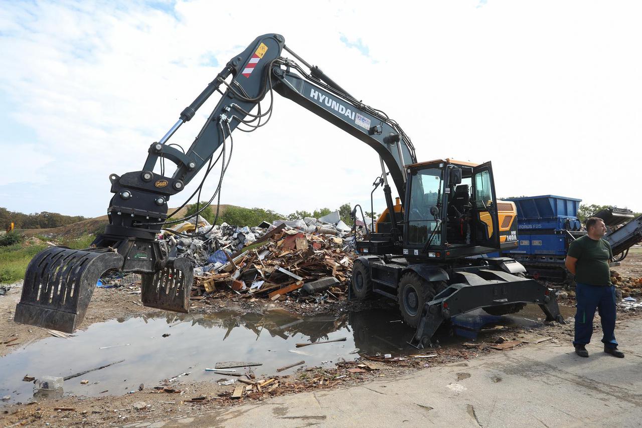 Karlovac: Tvrtka ?isto?a kupila novi stroj za razvrstavanje otpada