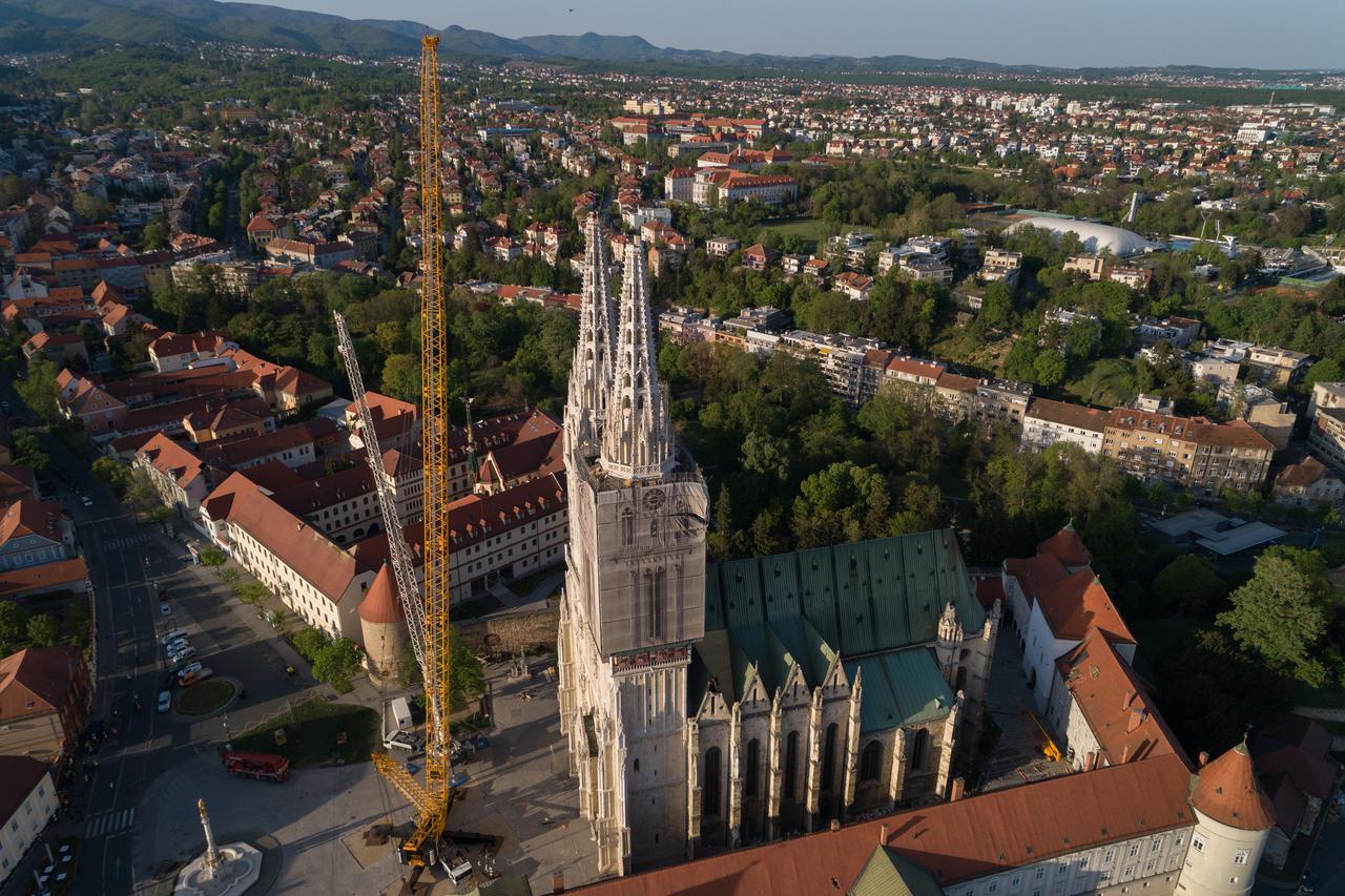 Zagreb: Pogled iz zraka na proces uklanjanja sjevernog tornja zagrebačke katedrale