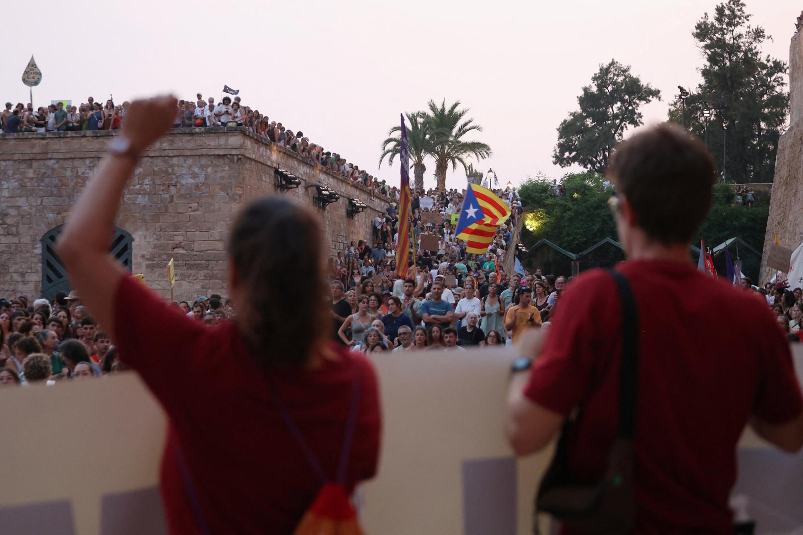 Datum prosvjeda nije odabran slučajno. Organizatori su ga namjerno zakazali tijekom razdoblja kada Mallorca bilježi najveći broj posjetitelja, želeći upozoriti na probleme s kojima se lokalno stanovništvo, kako tvrde, suočava iz godine u godinu.

