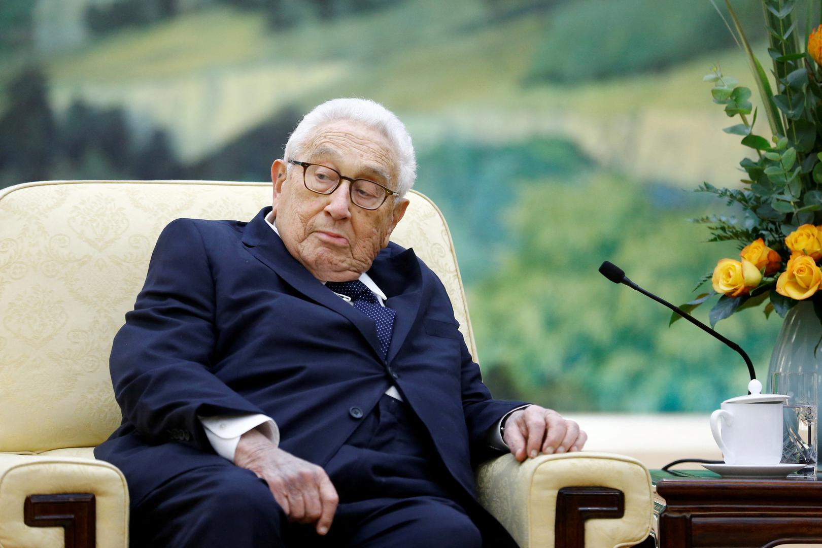 Henry Kissinger 27. svibnja proslavit će stoti rođendan. I danas oduševljava ali i potiče podjele, iznoseći svoje preporuke o svjetskim problemima. Za jedne vizionar, za druge "ratni zločinac", i dan danas je aktivan, prepoznatljiv po svom pognutom držanju i svojim velikim crnim naočalama.