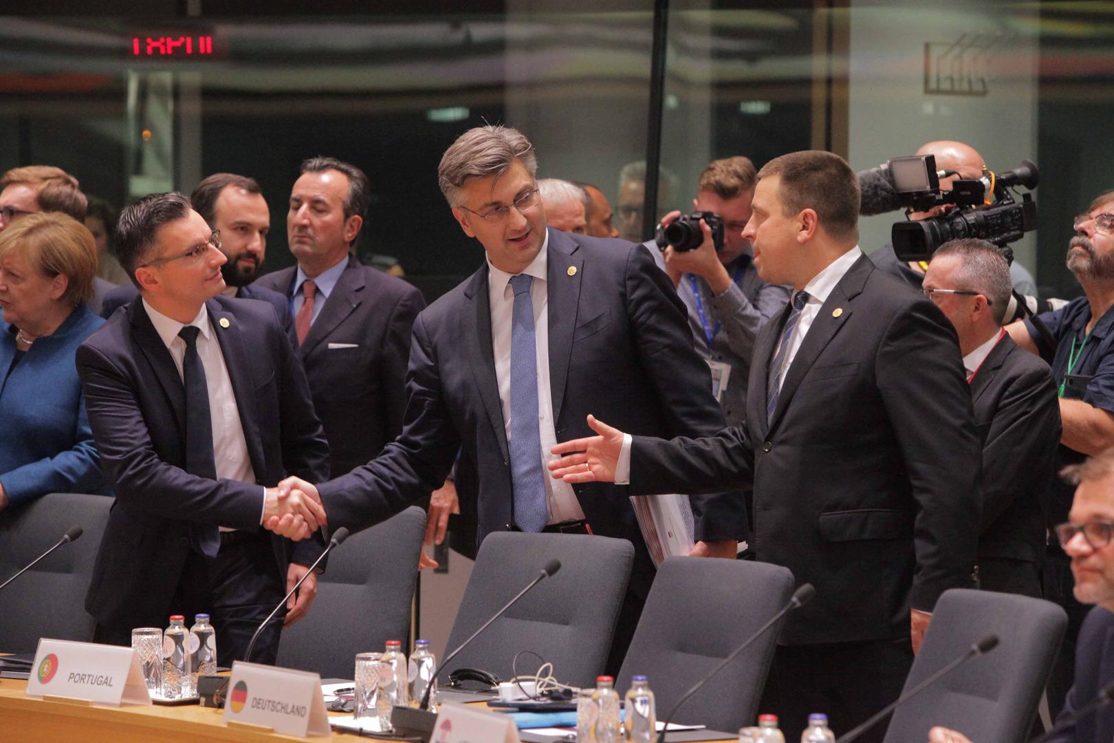 Premijer Andrej Plenković otputovao je u Bruxelles na sjednicu Europskog vijeća. Prije početka sjednice, srdačno se pozdravio s kolegama, čelnicima drugih država Europske unije
