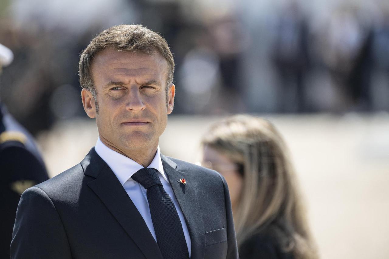 Le président de la République française Emmanuel Macron rend un hommage national à Léon Gautier, ancien combattant français de la Seconde Guerre mondiale sur la plage de Ouistreham
