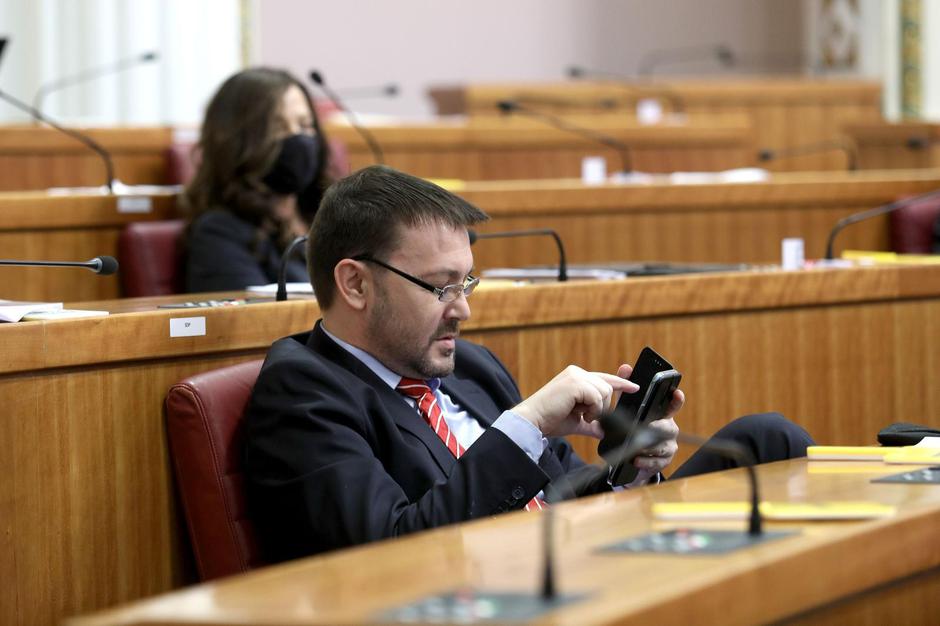 Arsen Bauk prosvjeduje ne noseći zaštitnu masku na sjednici Sabora