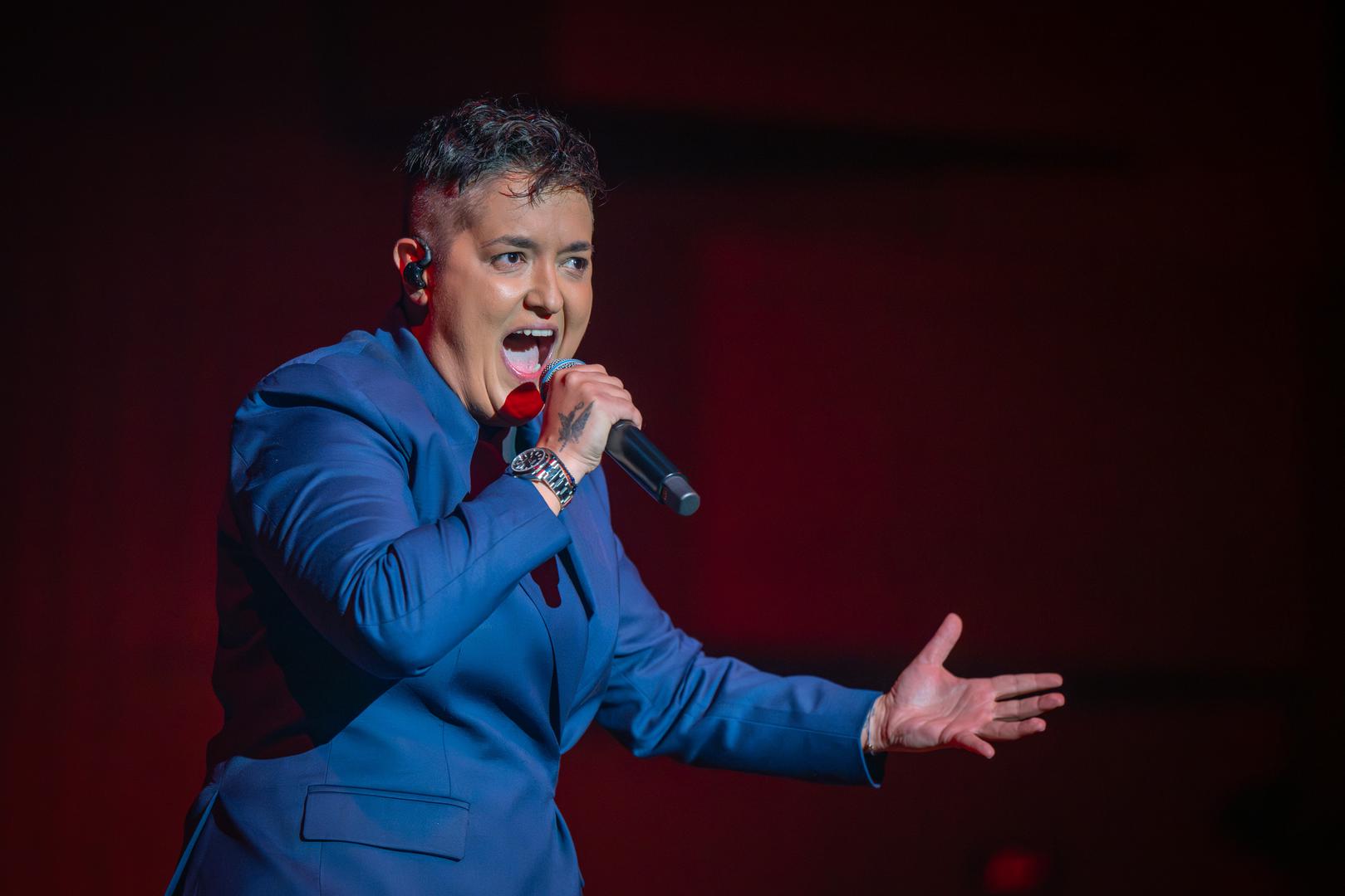 Glazbeni talent pokazala je vrlo rano, a profesionalnu karijeru započela je 2003. godine. 