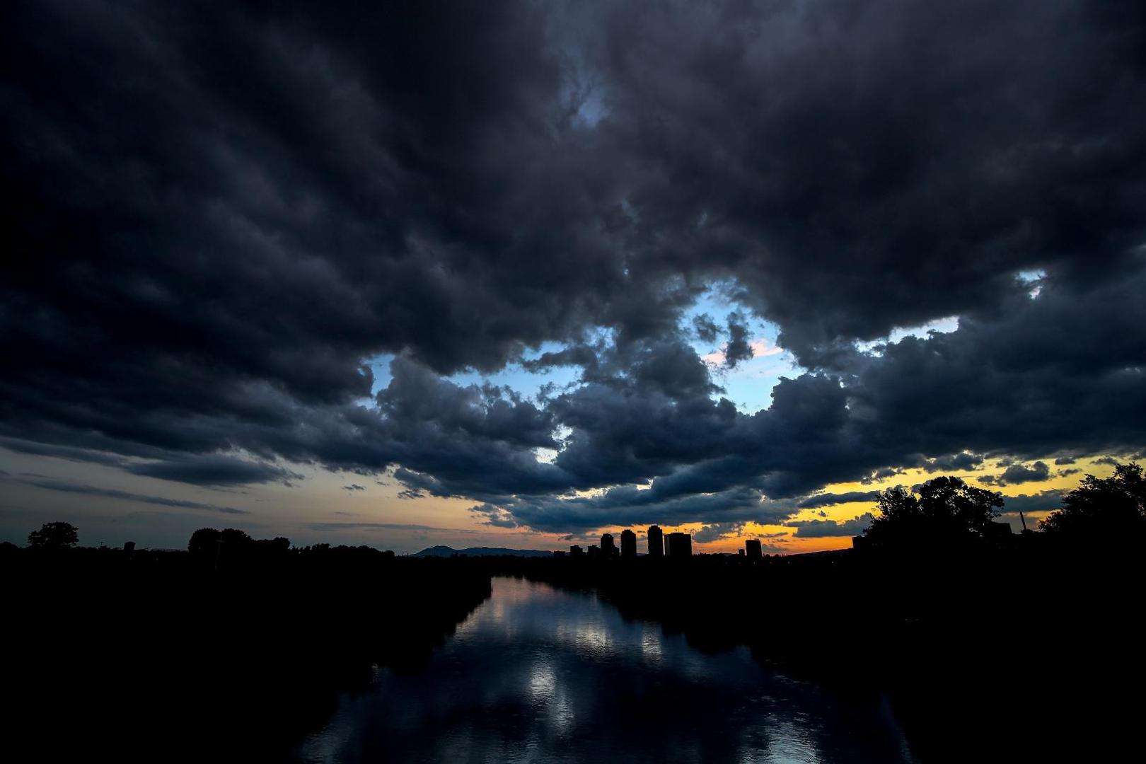 Nakon sunčanog prijepodneva, danas oko 19 sati nad Zagrebom su se nadvili crni oblaci.