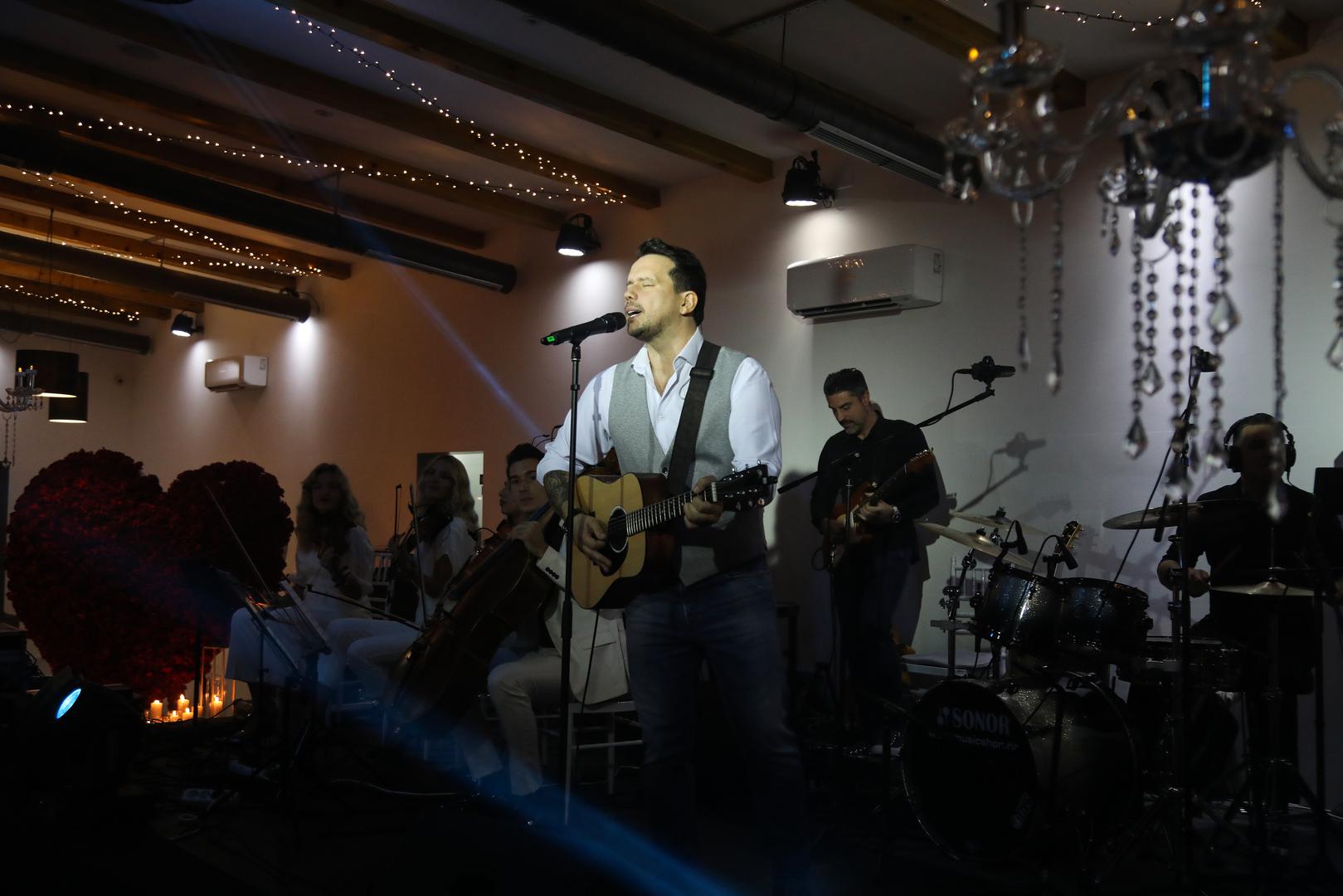 Nikolić je domaćoj javnosti poznat i kao suprug najpoznatije hrvatske motivacijske govornice Ane Bučević.