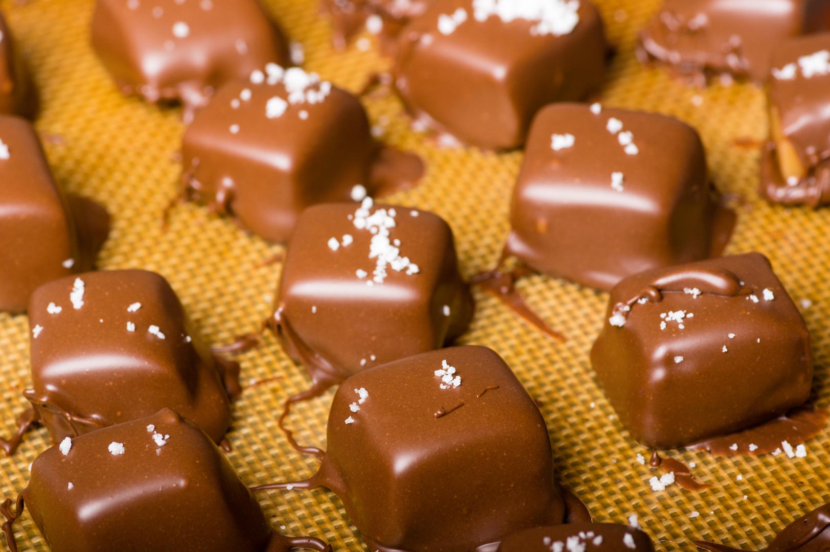Rak (22. lipnja - 22. srpnja) – Čokolada s karamelom i soli:  Rak uživa u jednostavnim životnim zadovoljstvima. 'Čokolade s morskom soli i karamelom nude skladnu ravnotežu slatkog i slanog, što je idealno za Rakovu dubinu emocija i kompleksnost', objašnjava Rodriguez. Morska sol također odražava njihovu povezanost s elementom vode.