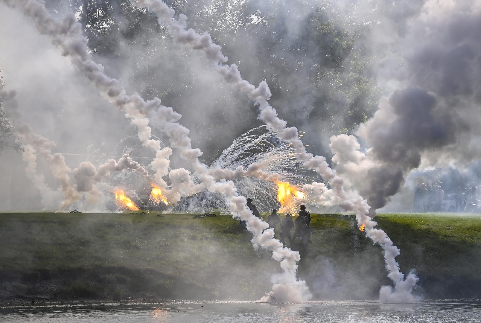 Brojni posjetitelji sudjelovali su u petak u cjelodnevnom programu Hrvatske vojske na Rekreacijsko sportskom centru Jarun povodom Dana državnosti, a ministar obrane Ivan Anušić istaknuo je važnost ulaganja u vojsku kako 'nekome ne bi palo na pamet ono što je učinjeno 1991. godine'.