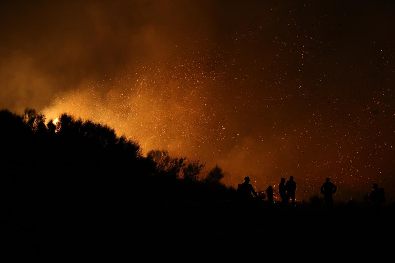 Požar se nošen udarima juga proširio prema Gornjoj Podstrani