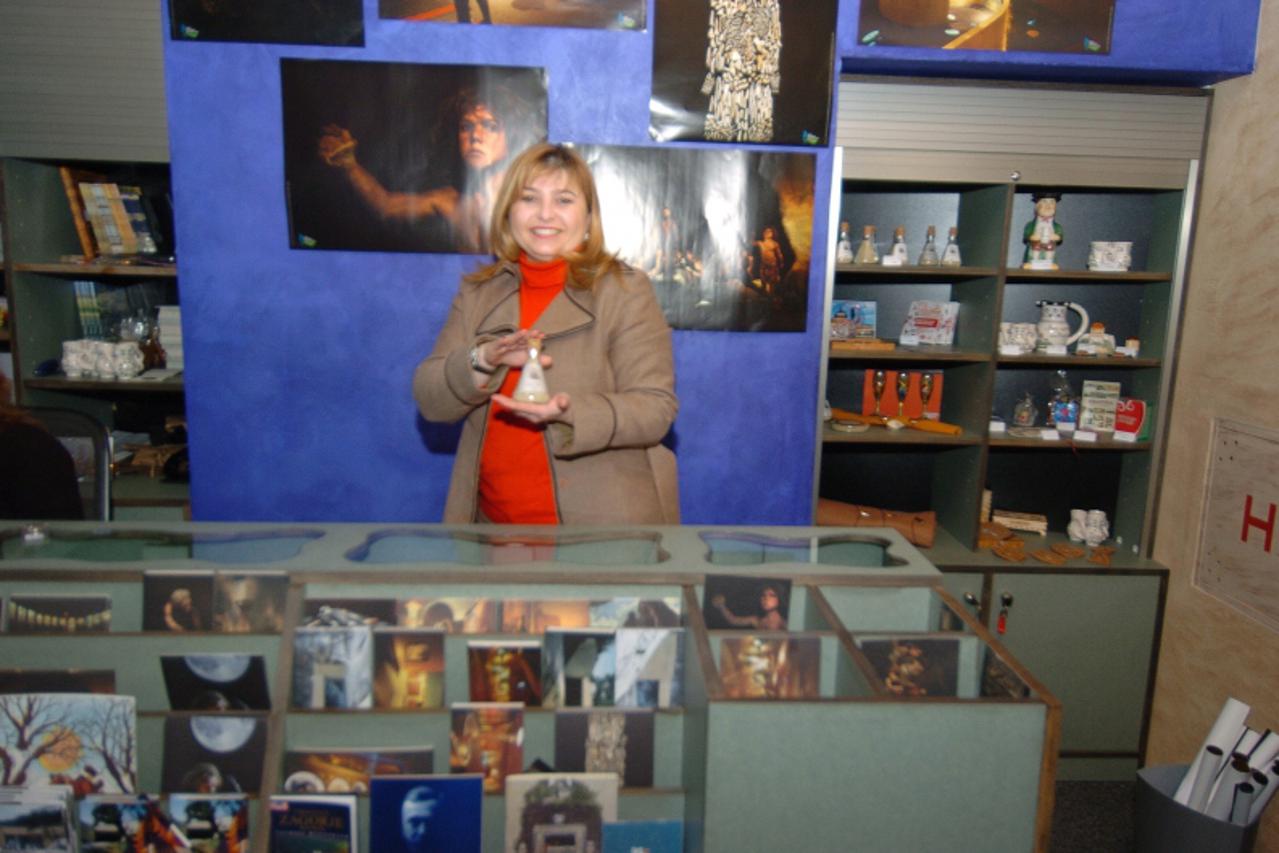 '11.03.2010... Krapina, Hrvatska.... Direktorica muzeja evolucije Vlasta Krklec pokazuje nove suvenire... Photo: Matija Topolovec/PIXSELL'