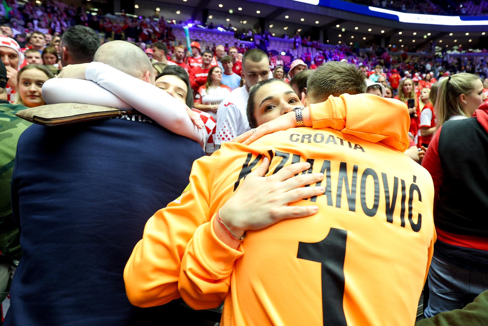 Lile su se suze hrvatskih rukometaša nakon utakmice, a utjehu su im pokušali pružiti njihovi najmiliji - djevojke, supruge i djeca.