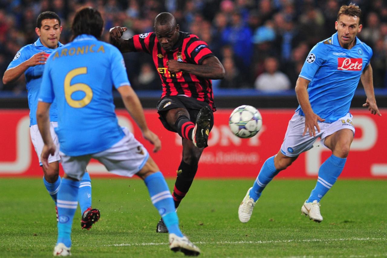 'Manchester City\'s Italian forward Mario Balotelli (C) kicks the ball trough Napoli\'s defence during their Champions League group A  football match Napoli vs Manchester City on November 22, 2011 at 
