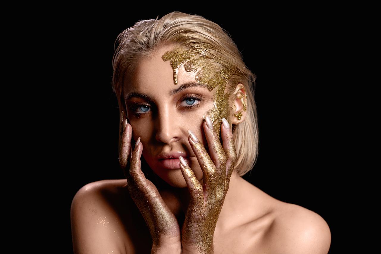 Luna Valas u kampanji Gold