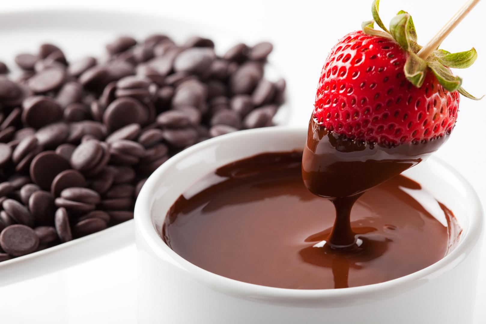 Čokoladne jagode: Jagode se umaču u rastopljenu tamnu ili mliječnu čokoladu, ostave da se stvrdnu i serviraju kao elegantan desert za posebne prigode. Po želji ih možete posuti sjeckanim lješnjacima, kokosom ili šarenim mrvicama.