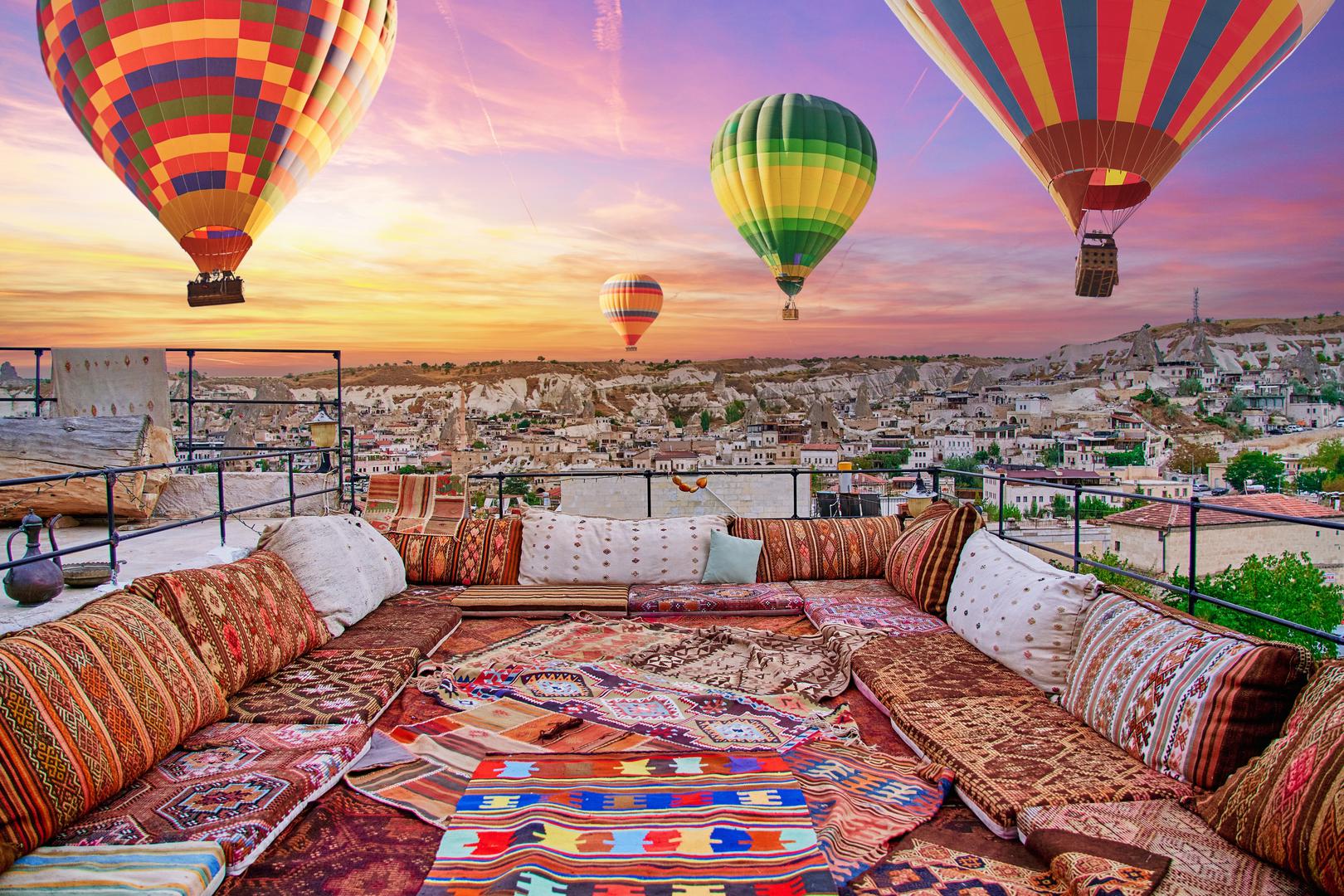 1. Turska: Iako prošle godine nije bila ni u top 10, Turska se ove godine našla na prvom mjestu. Radi se o raznolikoj zemlji koja nudi bogatstvo kulture, povijesti, velike arhitekture i umjetničke izvrsnosti. Istanbul je idealan za romantičnu avanturu s vrhunskim hotelima i hranom, dok na obali turiste čekaju očaravajući pogledi, šarmantna sela i boemski ugođaj.