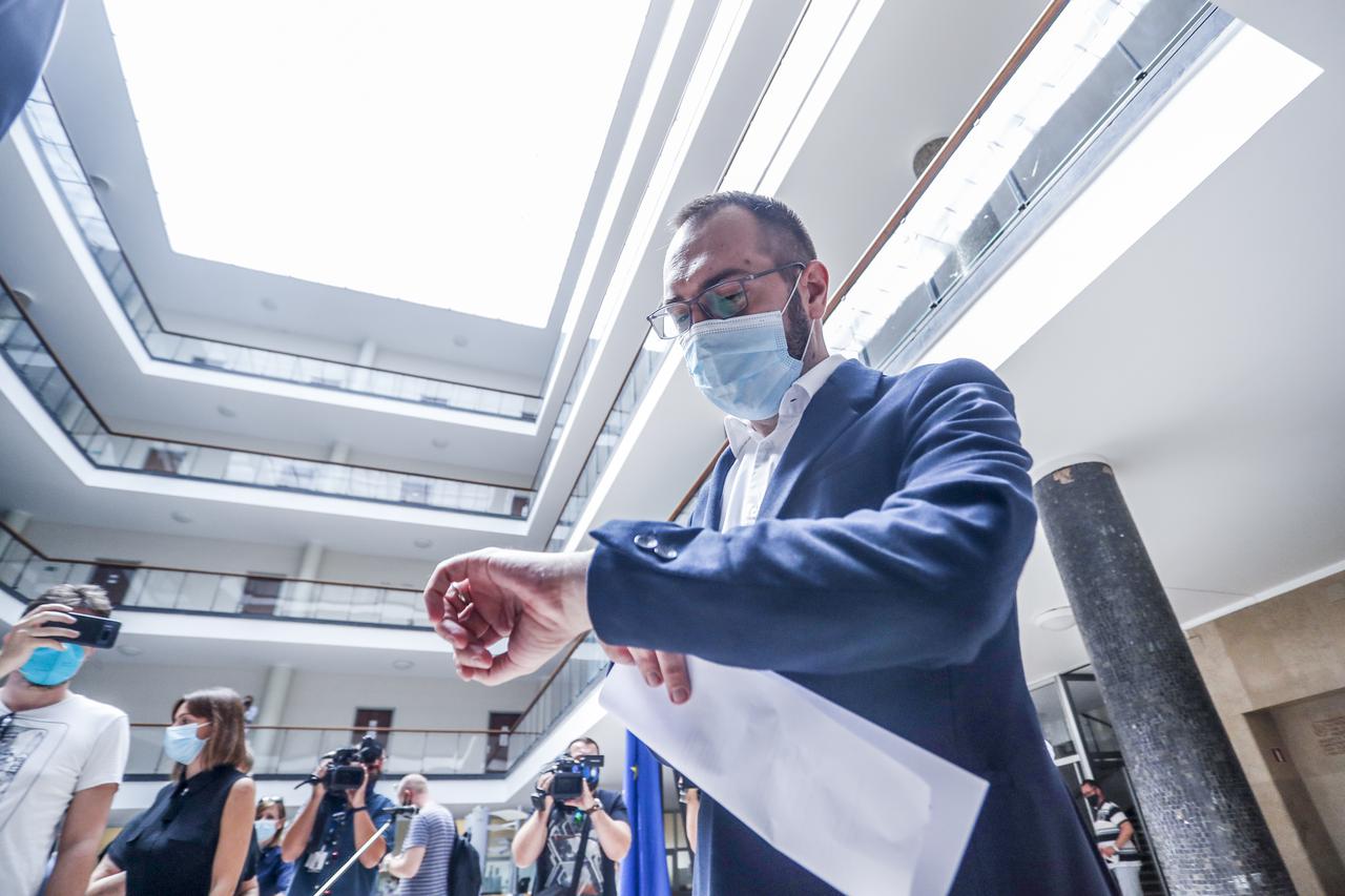 Tomašević najavio prve rezove: Broj službenih automobila smanjuje se sa 140 na 40