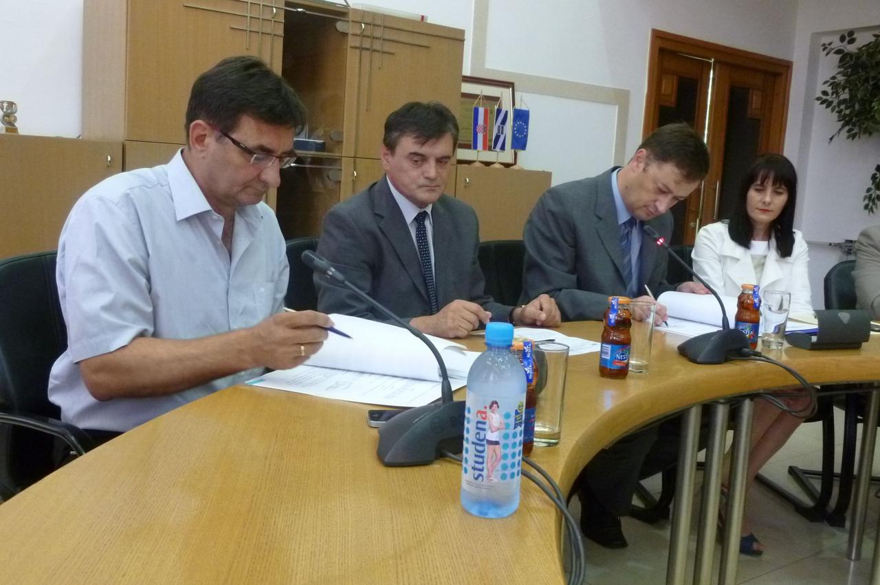 Ugovor su potpisali ravnatelj Zavoda dr. Ante Cvitković i direktor Teh-Gradnje Ilija Beara