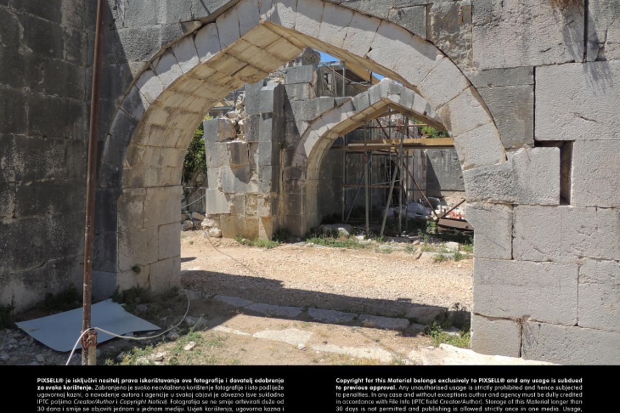 '22.07.2013., Biograd - U mjestu Vrane obnavlja se turski Han Jusufa Maskovica u kojem su se odmarali turski vojnici.   Photo: Dalibor Urukalovic/PIXSELL'