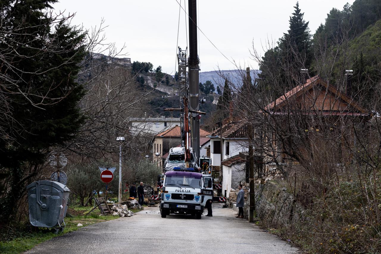 Stolac: Iz rijeke Bregave  izvučen automobil u kojem je bilo tijelo mladića, za drugim se još traga