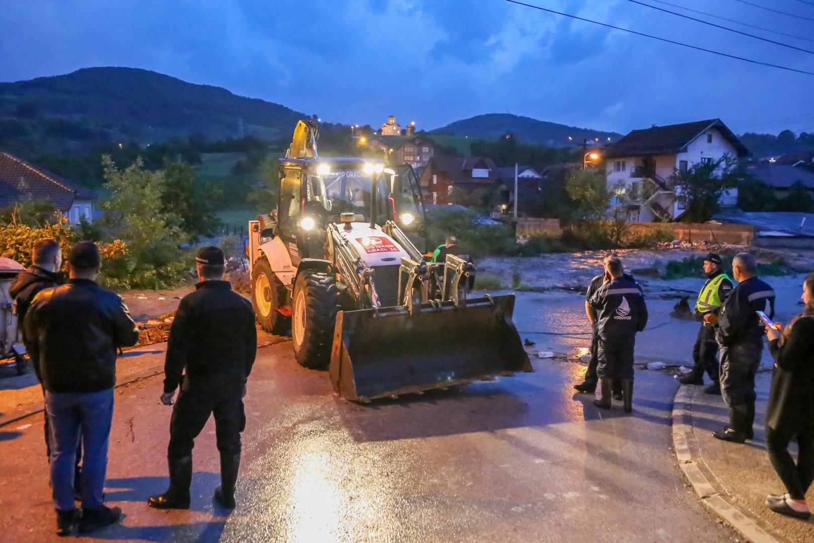 21, May, 2024, Novi Pazar - Novi Pazar was badly hit by the storm, the swollen river Trnavica spilled out of its bed, many citizens are stuck in their houses, teams are on the ground and carry out the necessary interventions. Photo: Elmedin Hajrovic/ATAImages21, maj, 2024, Novi Pazar - Novi Pazar tesko je pogodjen nevremenom, nabujala reka Trnavica izlila se iz svog korita,  brojni gradjani su zaglavljeni u kucama, ekipe su na terenu i vrse neophodne intervencije. Photo: Elmedin Hajrovic/ATAImages Photo: Elmedin Hajrovic/ATA Images/PIXS/PIXSELL