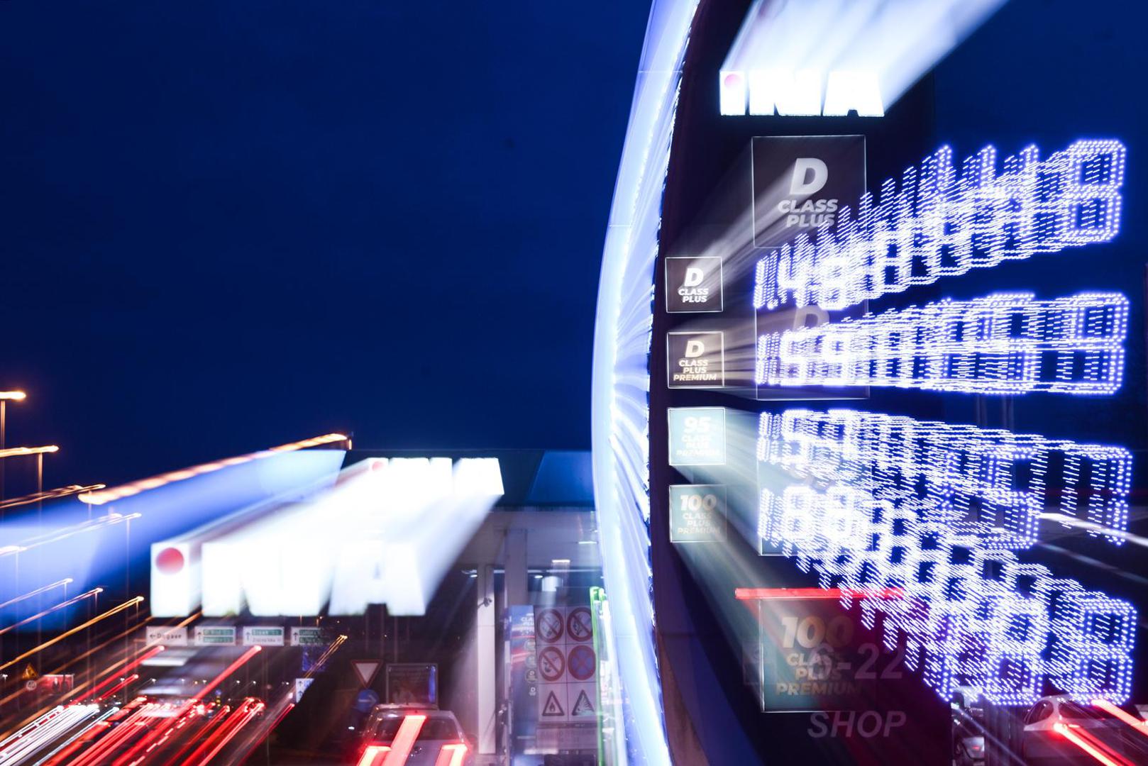 Zbog sutrašnjeg poskupljenja goriva neki građani su kako bi uštedili novce pohrlili na benzinske pumpe, što je stvorilo velike kolone