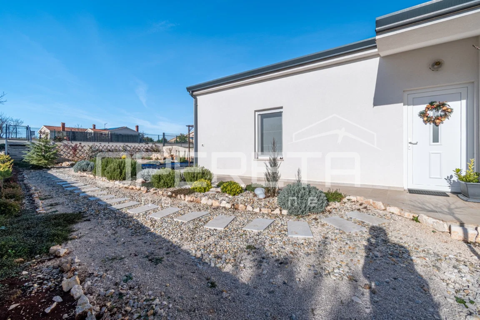 Iz dnevnog dijela pruža se izlaz na natkrivenu terasu i bazen dimenzija 6 × 3 m, na kojem je dodatno izvedena priprema za ugradnju dizalice topline.