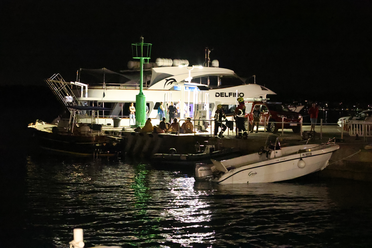 Rovinj: Gliser se zabio u rivu