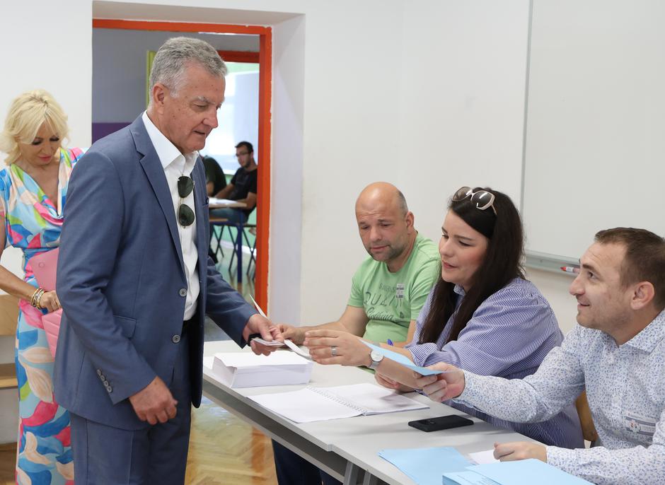 Šibenik:Željko Buriæ,kandidat za župana Šibensko-kninske županije glasovao.