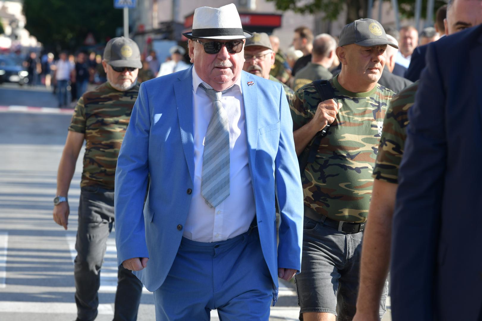 Mnoga poznata lica uputila su se u Knin, a ondje se posebno modnim odabirom istaknuo nekadašnji šef Sabora i istaknuti HDZ-ovac - Vladimir Šeks. Naime, Šeks se pojavio u svijetlo plavom odijelu, a najviše pažnje privukao je bijeli šešir s crnim obrubom i svijetla kravata.