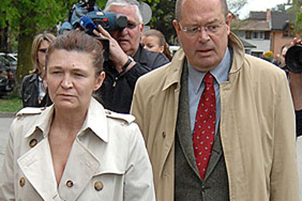 Snimka nasilna i gruba odvođenja Mirjane Pukanić u lisicama iz njena stana vozilu Hitne pomoći u Vrapče šokirala je javnost, a ni nakon više od dva tjedna nitko za to još nije priznao odgovornost