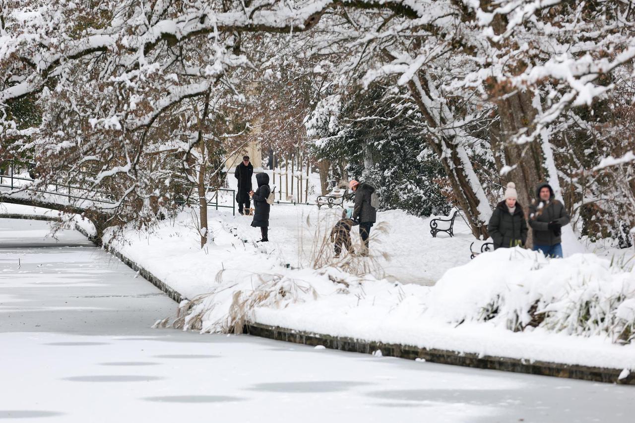 Zagreb: Snježno prijepodne u Zoološkom vrtu