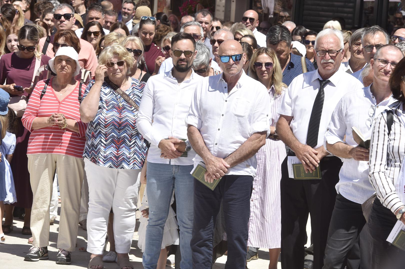 Na Braču su se u procesijama tradicionalno okupljali svi mještani, a djeca su nosila cvijeće i ukrašavala put kojim prolazi ophod.

