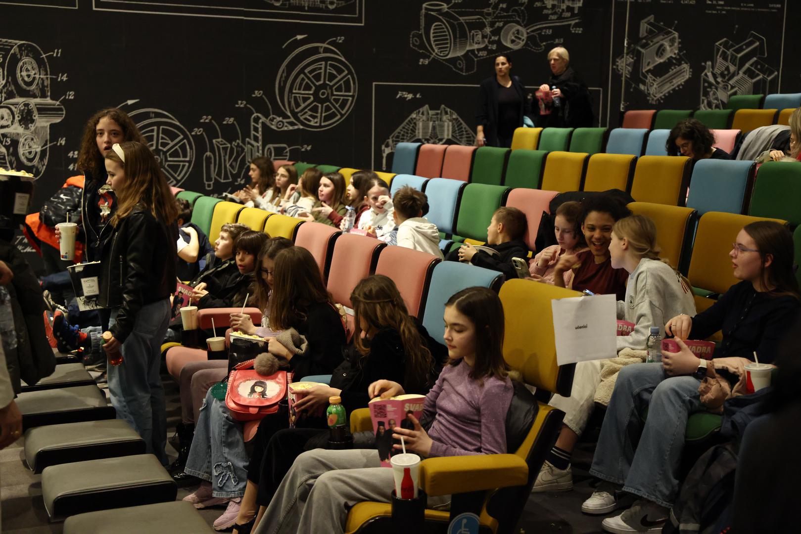 U društvu trojice dječaka detektiva kreću u potragu za tajanstveno nestalim roditeljima te upadaju u nadrealnu pustolovinu