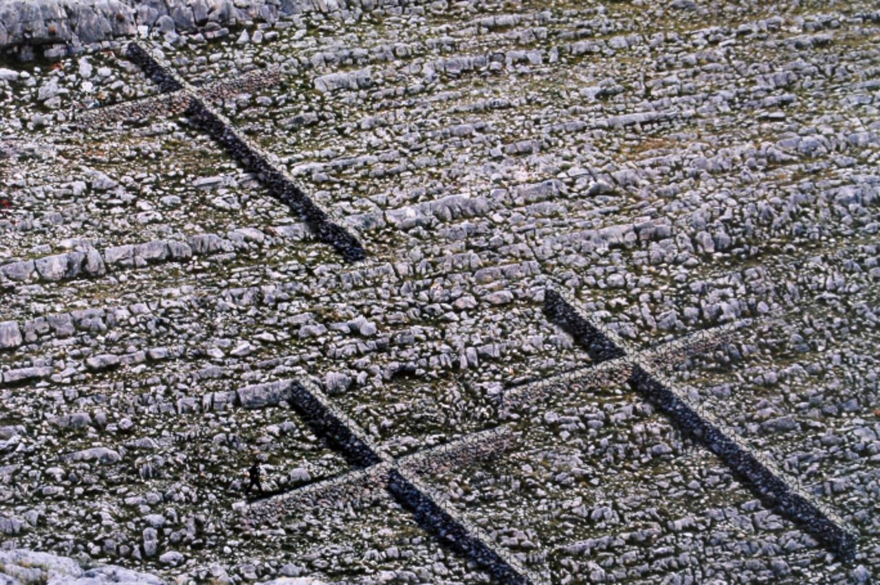 \'Spomenik vatrogascima na Velikom Kornatu - prvonagrađeno rjesenje Nikole Basica - suhozidom je oblikovano 12 krizeva postavljenih na mjestu pogibije vatrogasaca\'