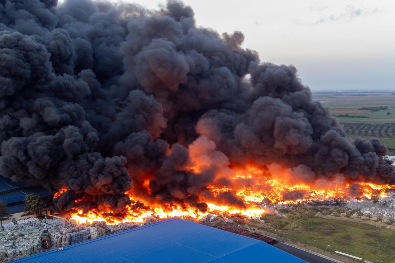 Pogled iz zraka na požar u osječkoj tvrtki za preradu plastike "Drava International"