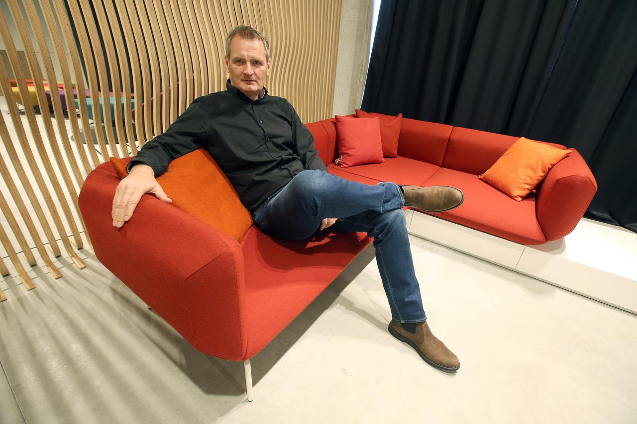 11.02.2015., Pustodol Zacretski, Sveti Kriz Zacretje - Tvrtka Prostoria u vlasnistvu Tomislava Knezovica bavi se proizvodnjom dizajnerskog namjestaja. Tvrtka zaposljava sezdesetak radnika, a proizvodi se plasiraju uglavnomu zemlje europske unije i neke pr