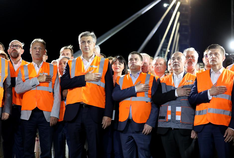 Spojen Pelješki most - Premijer Plenković prvi prošetao mostom