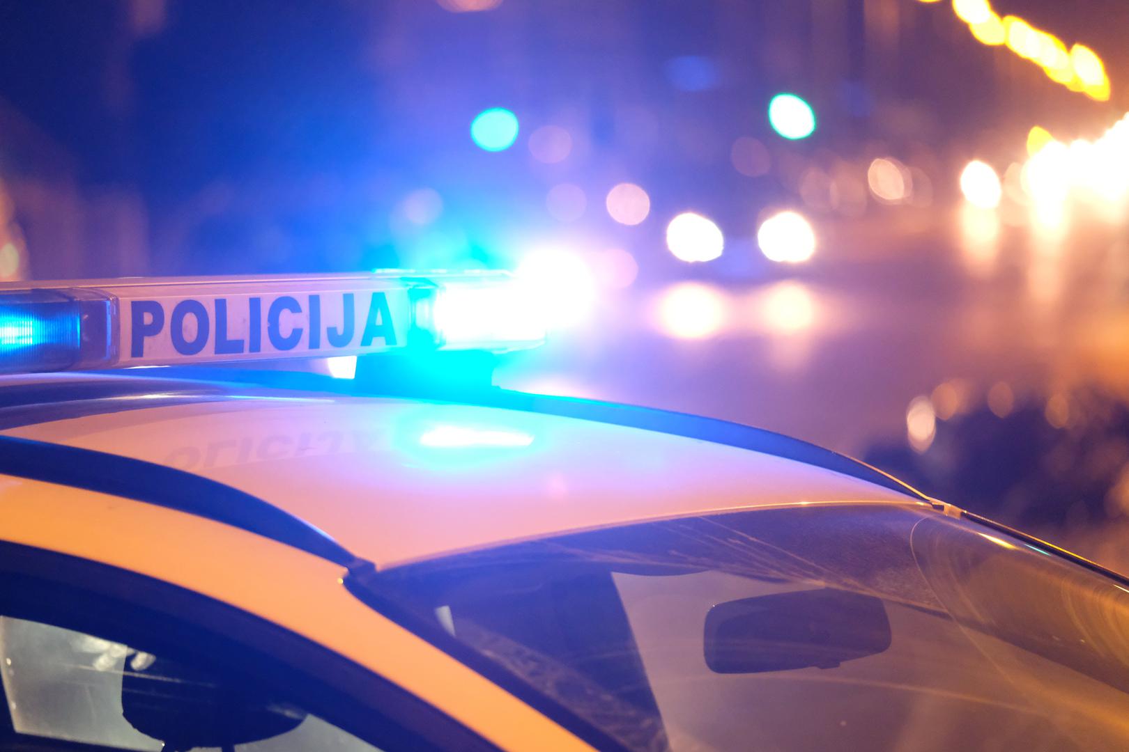 Posljednji, ali po svojoj moralnoj težini možda i najteži prekršaj s liste, jest bijeg s mjesta prometne nesreće u kojoj ima ozlijeđenih ili poginulih osoba. Kazna za ovaj prekršaj u najvišem rangu, do 2.650 eura ili 60 dana zatvora, no popratne sankcije su još oštrije. Vozaču se obavezno izriče zaštitna mjera zabrane upravljanja motornim vozilom u trajanju od najmanje 12 mjeseci, a upisuje mu se i šest negativnih prekršajnih bodova, što je golem korak prema trajnom gubitku vozačke dozvole.