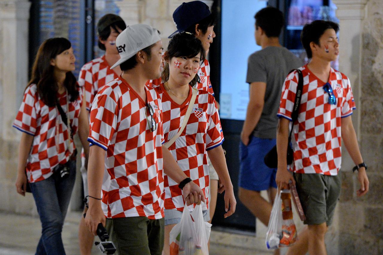Dubrovnik: Turisti u dresu hrvatske  nogometne reprezentacije prošetali Stradunom