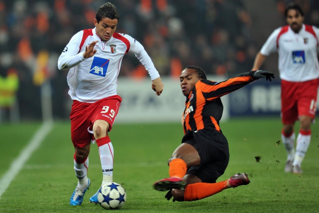\'Willian  of  FC Shakhtar  (R) fights for a ball with Matheus  (L) of SC Braga  during their UEFA Champions League, Group H, football match in Donetsk on December 8, 2010.  AFP PHOTO/ SERGEI SUPINSKY